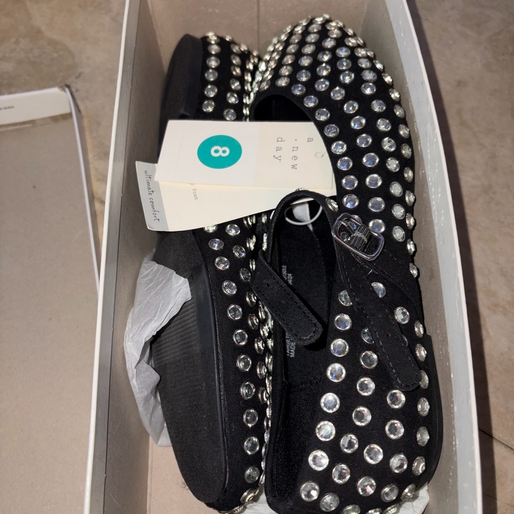NWT Issa Flats super cute size 8 memory foam